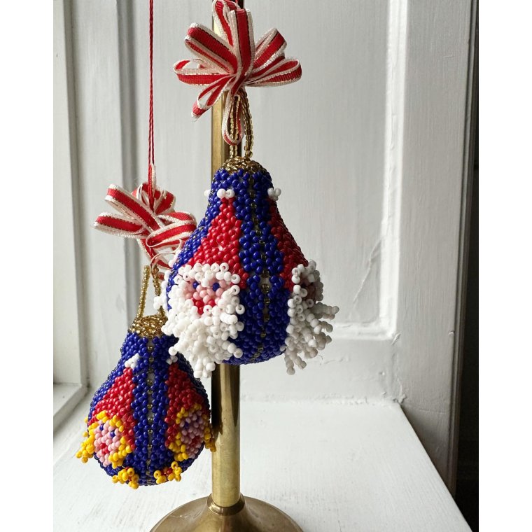 Pearl-sewn gnome couple