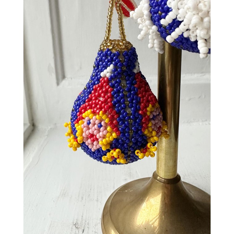 Pearl-sewn gnome couple