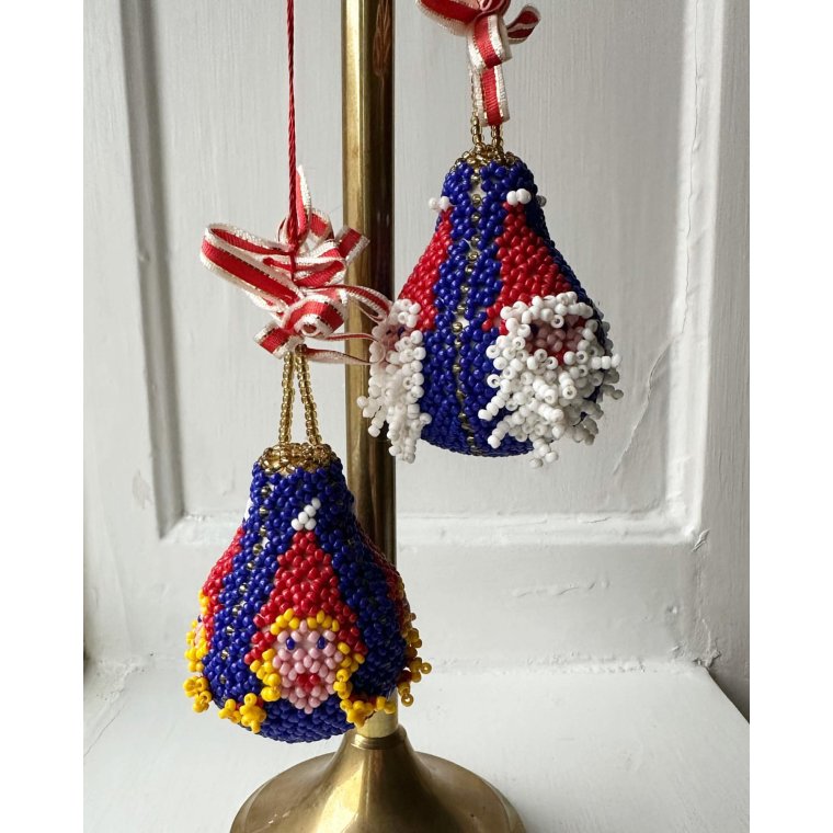 Pearl-sewn gnome couple