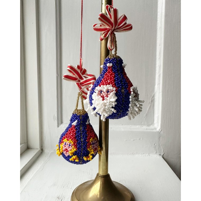 Pearl-sewn gnome couple