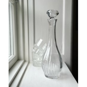 Crystal decanter with running engraving
