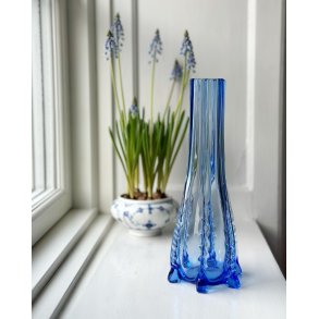 Light blue glass vase with feet, NB