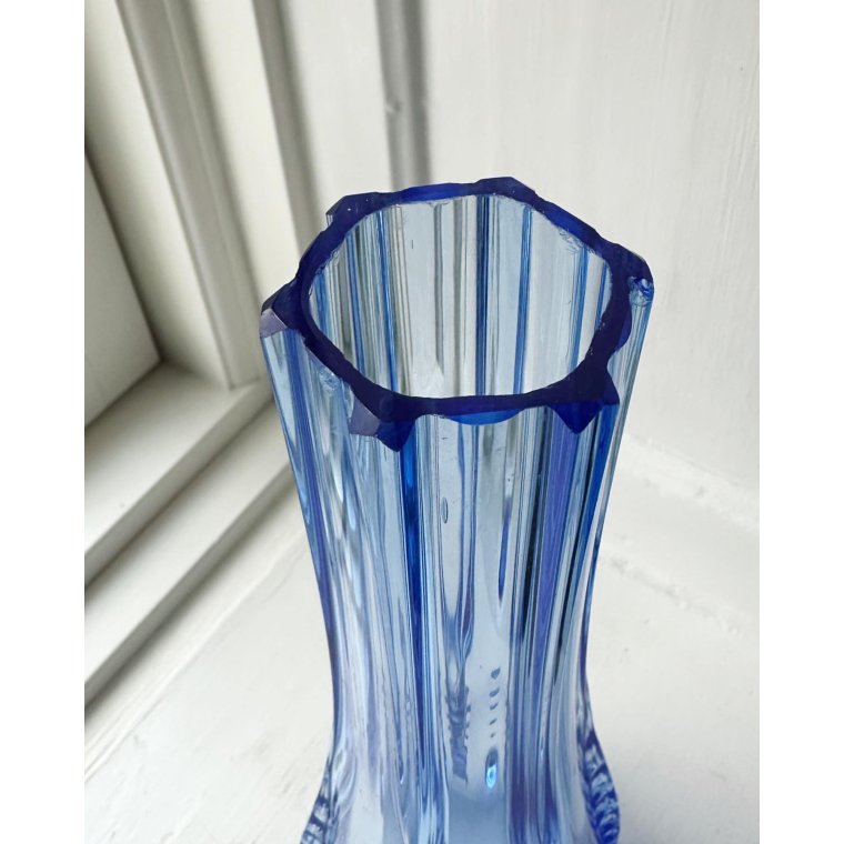 Light blue glass vase with feet, NB