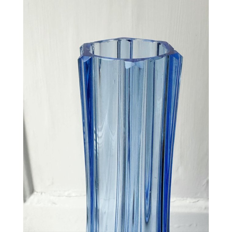 Light blue glass vase with feet, NB