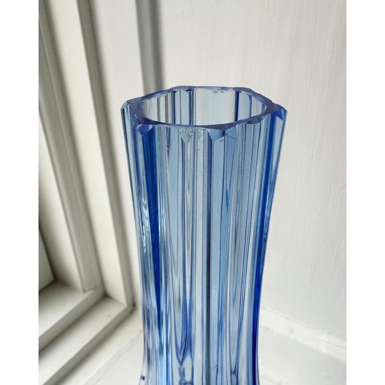 Light blue glass vase with feet, NB