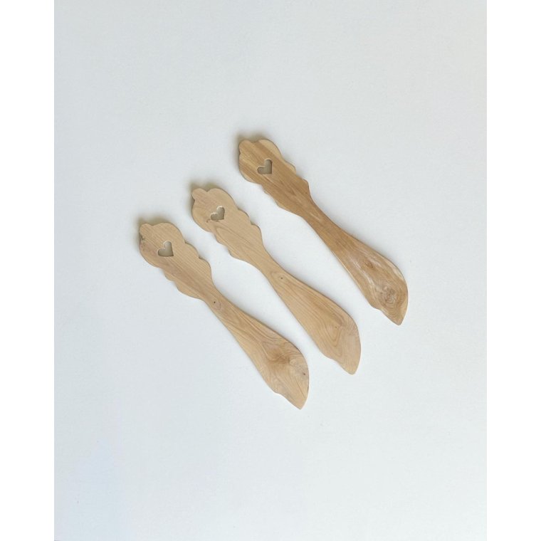 Wooden butter knife w heart, per piece
