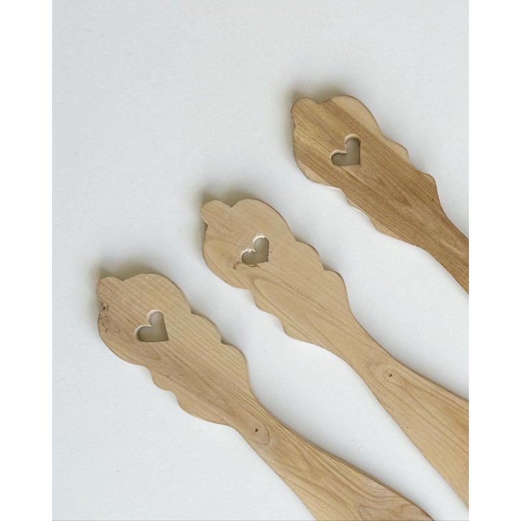 Wooden butter knife w heart, per piece