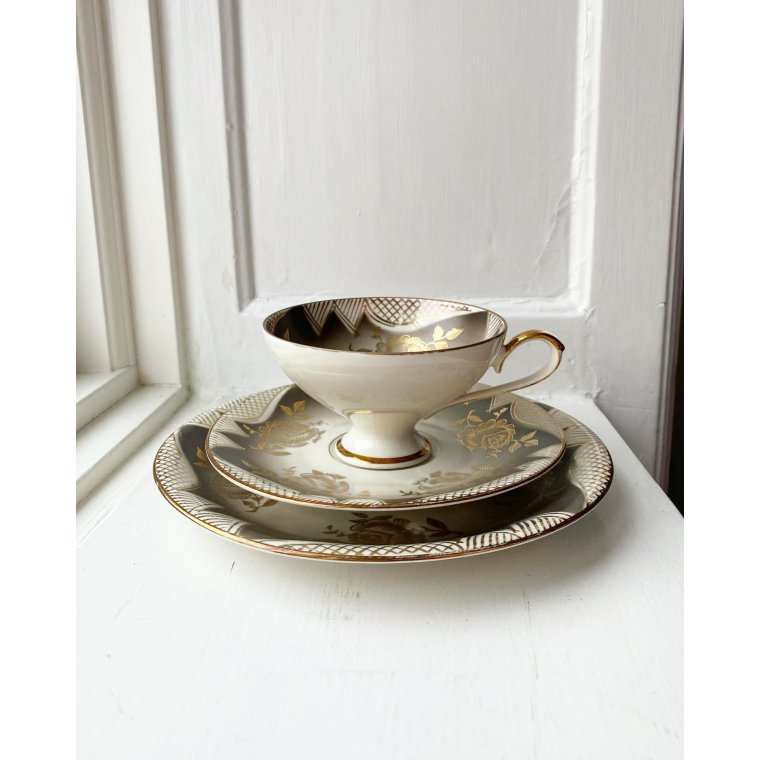 Triost, stor kop m underkop og kagetallerken, gyldne roser