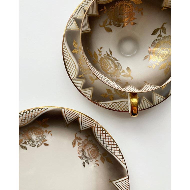 Triost, stor kop m underkop og kagetallerken, gyldne roser