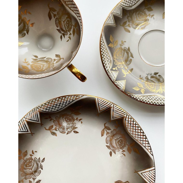 Triost, stor kop m underkop og kagetallerken, gyldne roser