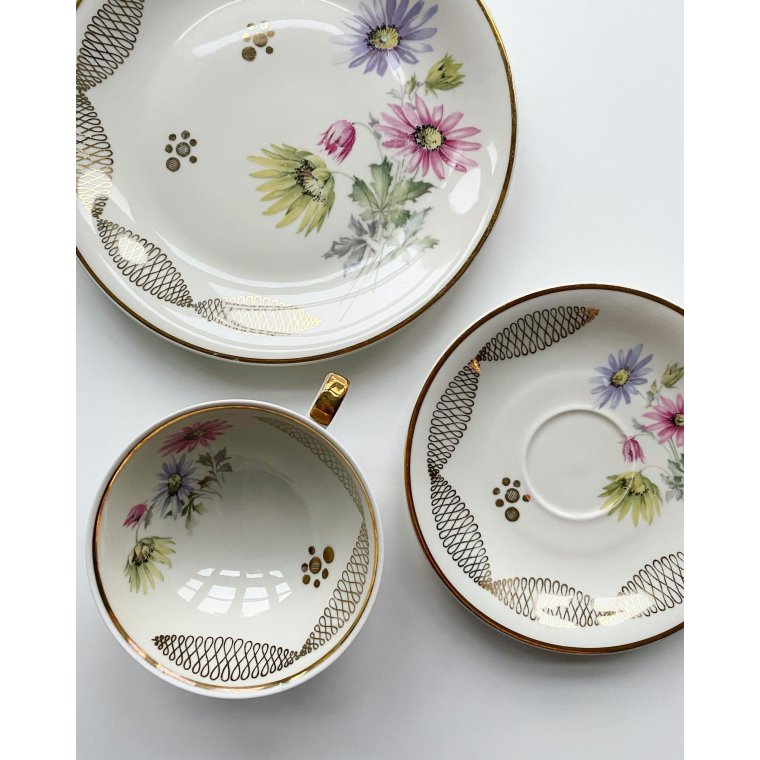 Triost, stor kop m underkop og kagetallerken, pastelfarvede blomster