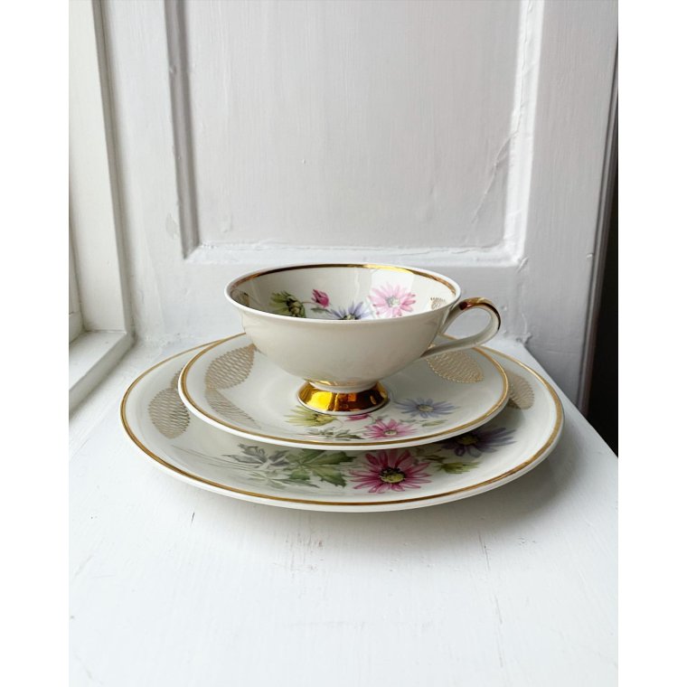 Triost, stor kop m underkop og kagetallerken, pastelfarvede blomster