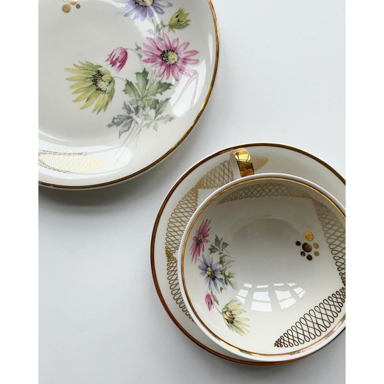 Triost, stor kop m underkop og kagetallerken, pastelfarvede blomster