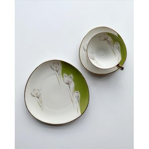Trio set, big cup w saucer and plate, green w crocus