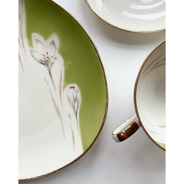 Triost, stor kop m underkop og kagetallerken, grn m krokus