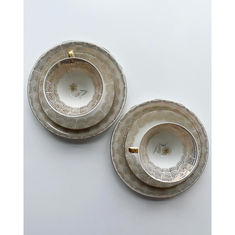 Triost, stor kop m underkop og kagetallerken, gylden med blomst, pr st