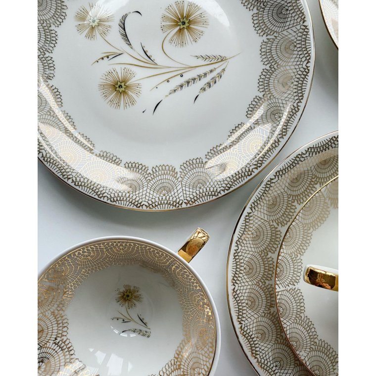 Triost, stor kop m underkop og kagetallerken, gylden med blomst, pr st