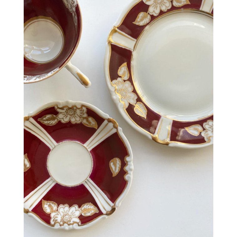 Triost, stor kop m underkop og kagetallerken, bordeaux og guld