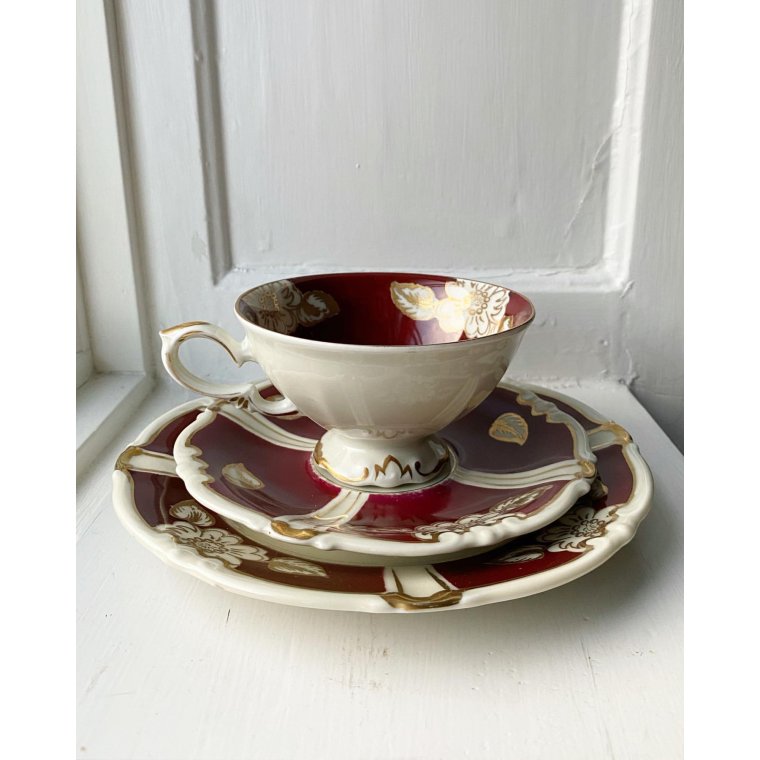 Triost, stor kop m underkop og kagetallerken, bordeaux og guld