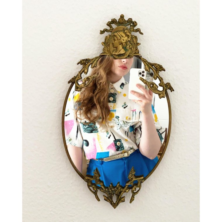 Messingspejl, relief i toppen