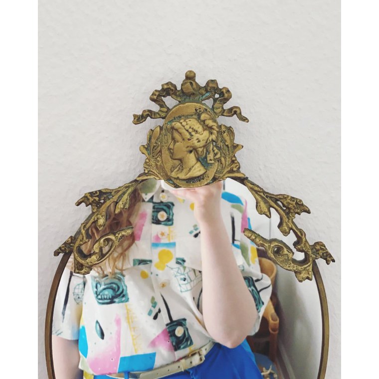 Messingspejl, relief i toppen