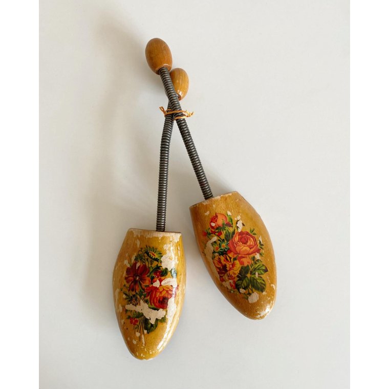 Shoe trees with flowers