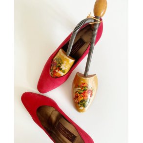 Shoe trees with flowers