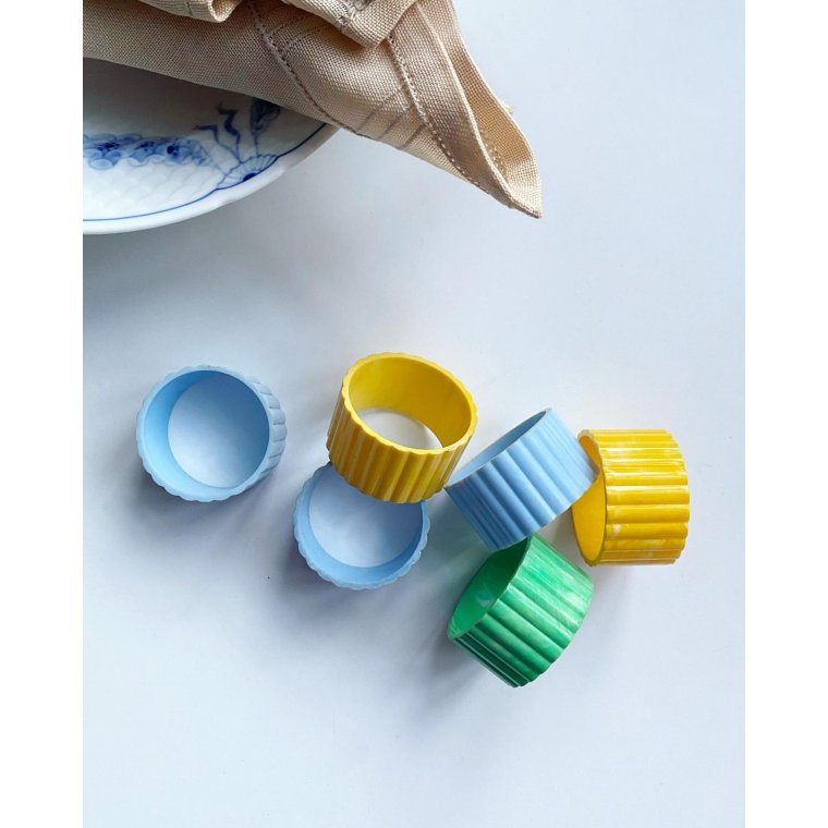 Retro plastic napkin rings, 6 pieces in total