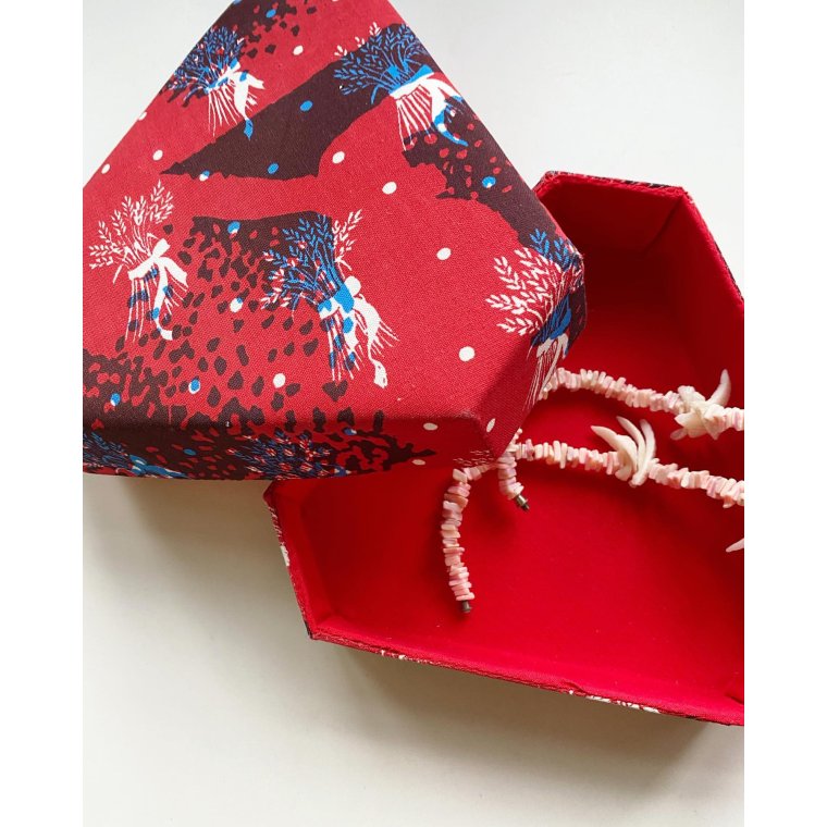 Stofske, trekantet m rdt stof