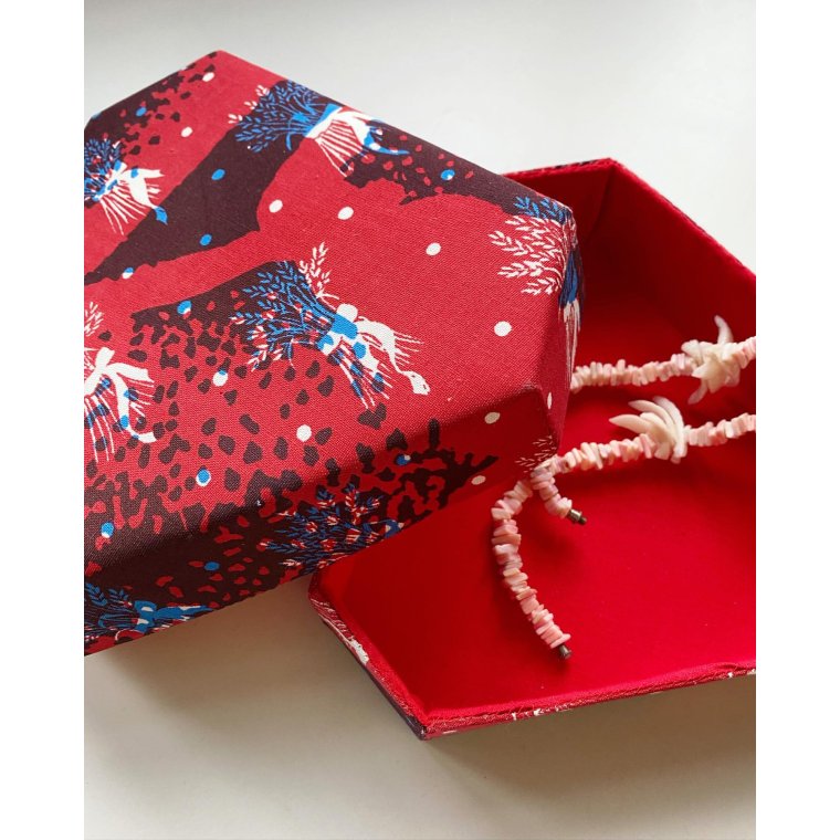 Stofske, trekantet m rdt stof