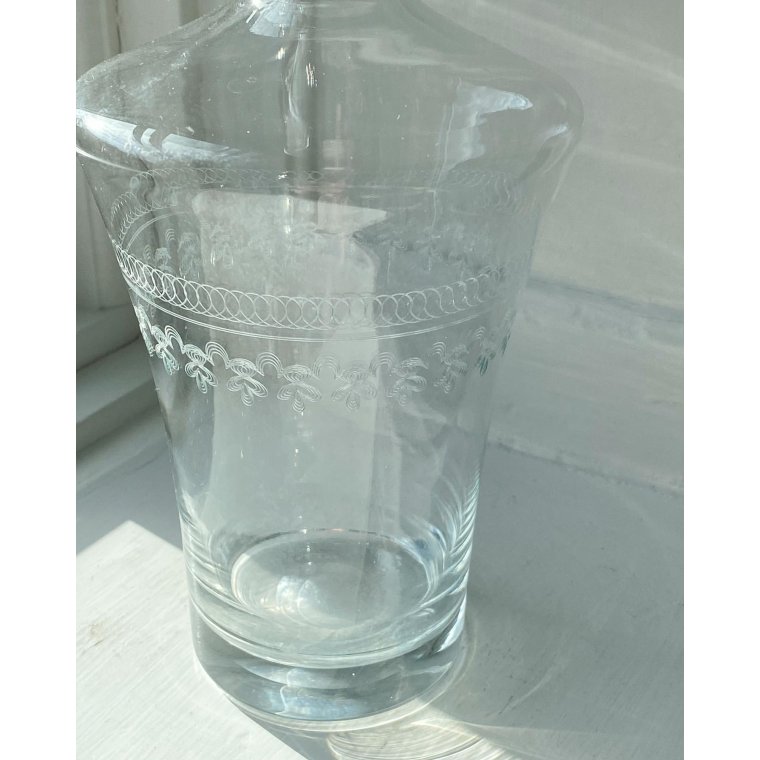 Karaffel af klart glas m sirlige slibninger