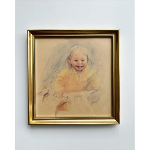 Barn i guldramme, gul jakke og scooter