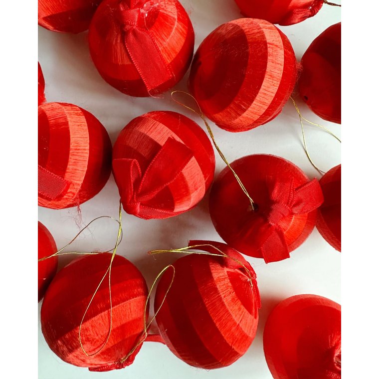 Silk ball with bow, red