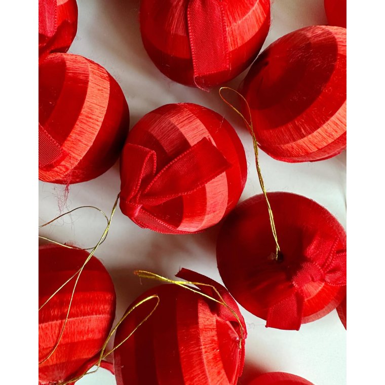 Silk ball with bow, red