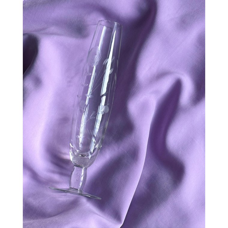 Flute vase with engravings