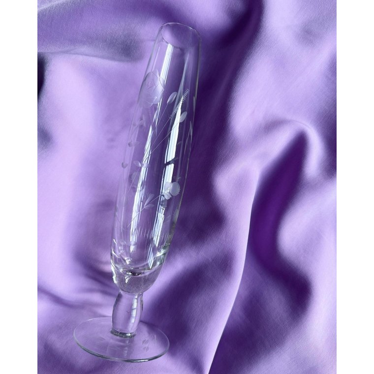 Flute vase with engravings