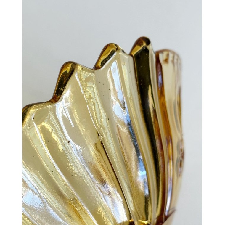 Ravfarvet glas, takket m blomster og 3 fdder, NB