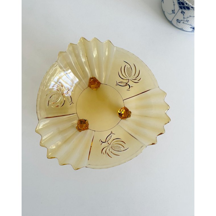 Ravfarvet glas, takket m blomster og 3 fdder, NB