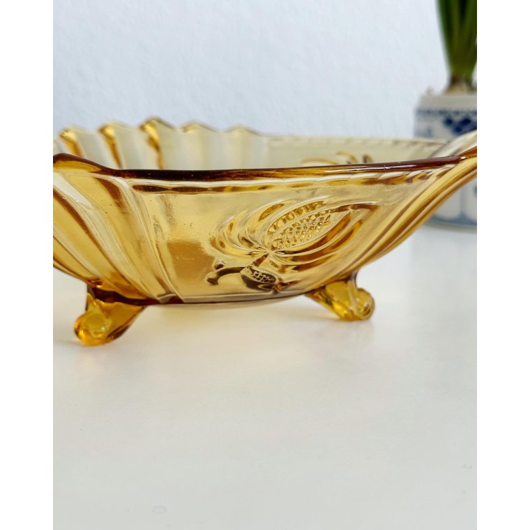 Ravfarvet glas, takket m blomster og 3 fdder, NB