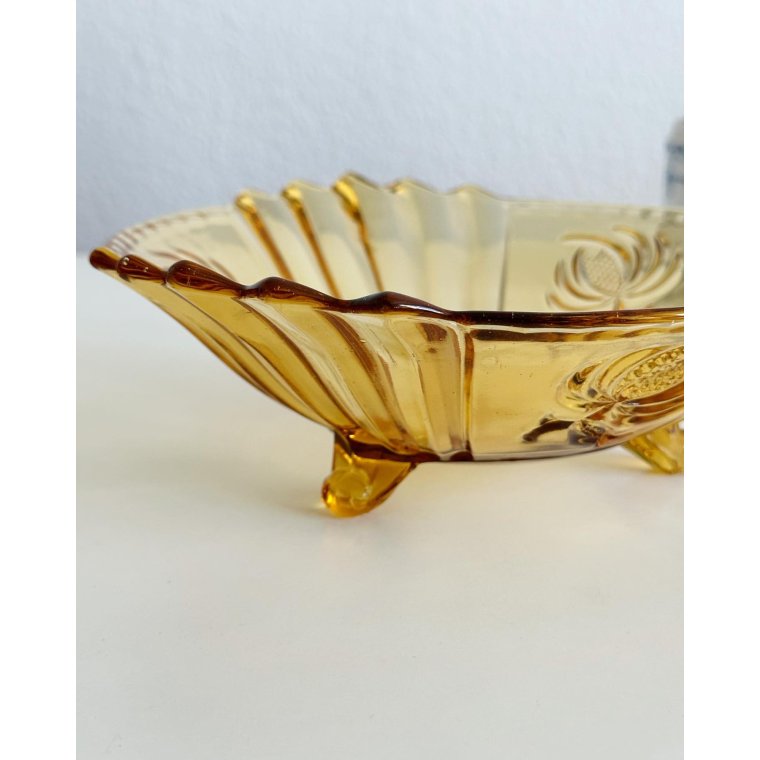 Ravfarvet glas, takket m blomster og 3 fdder, NB