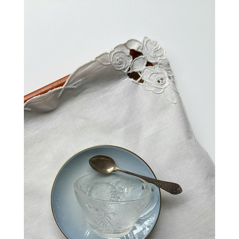 Lille dug, hvid bomuld, roser i hjrnerne