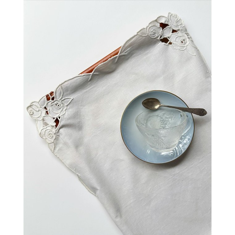 Lille dug, hvid bomuld, roser i hjrnerne