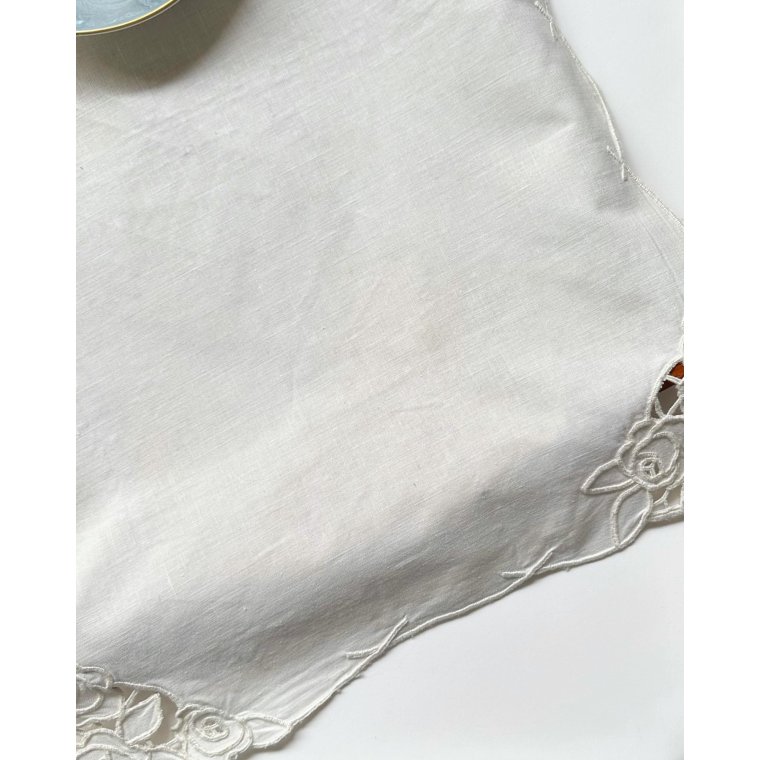 Lille dug, hvid bomuld, roser i hjrnerne