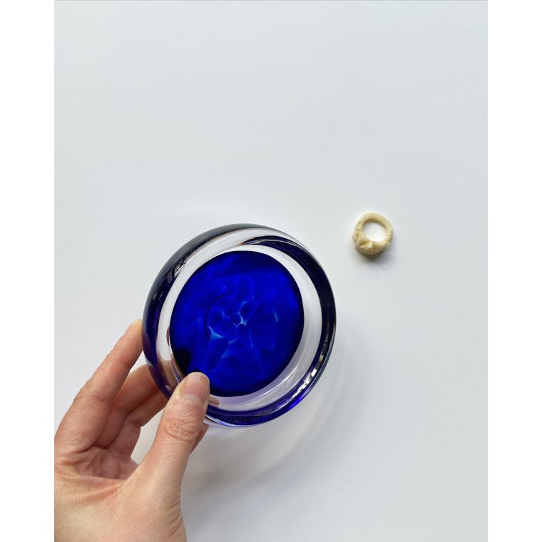 Blmeleret glasskl m klar kant