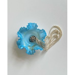 Blue lace dish with decoration, NB