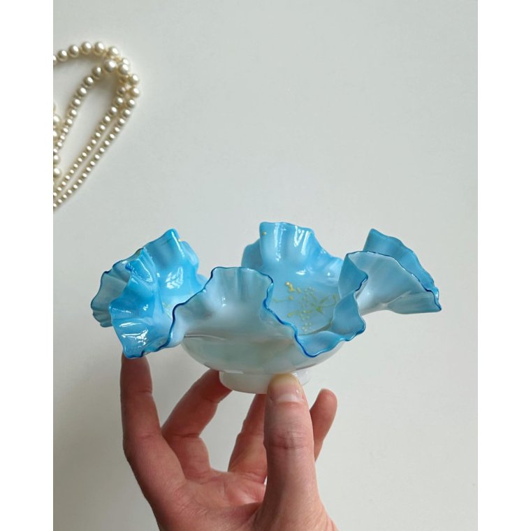 Blue lace dish with decoration, NB