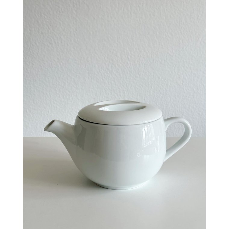 Porcelain tea pot, white