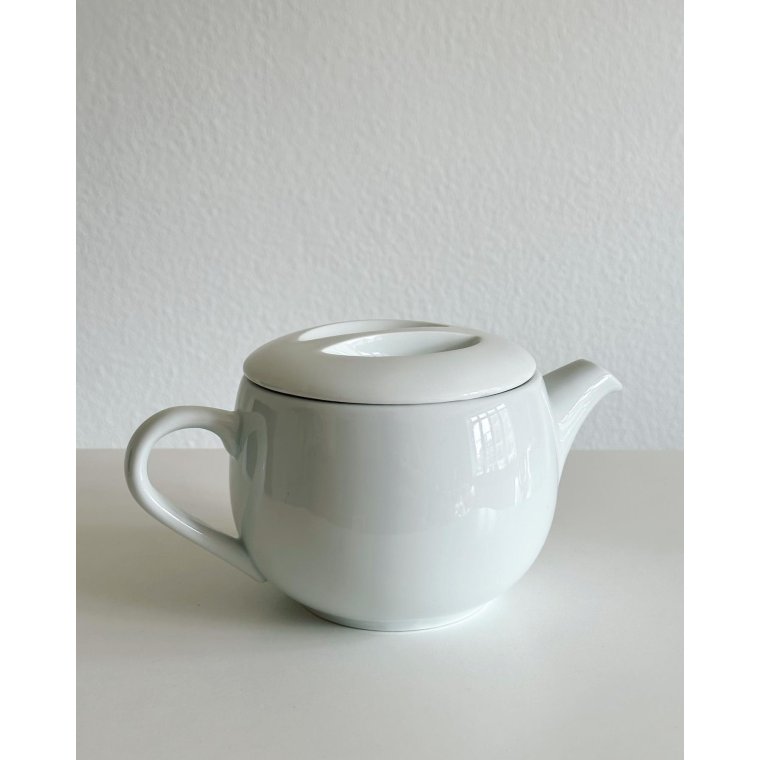 Porcelain tea pot, white