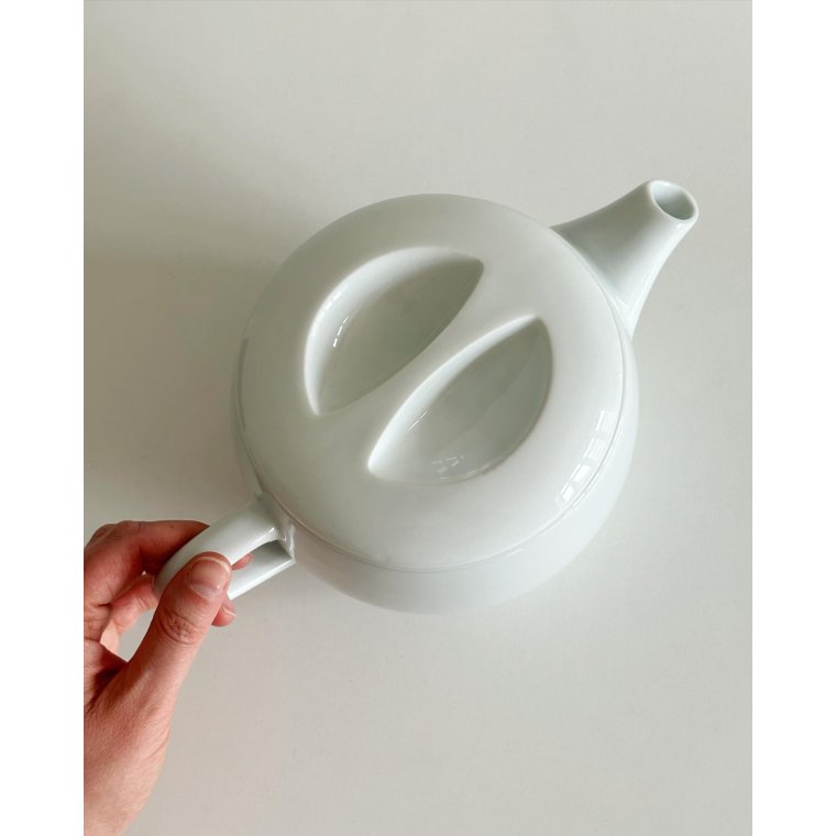 Porcelain tea pot, white
