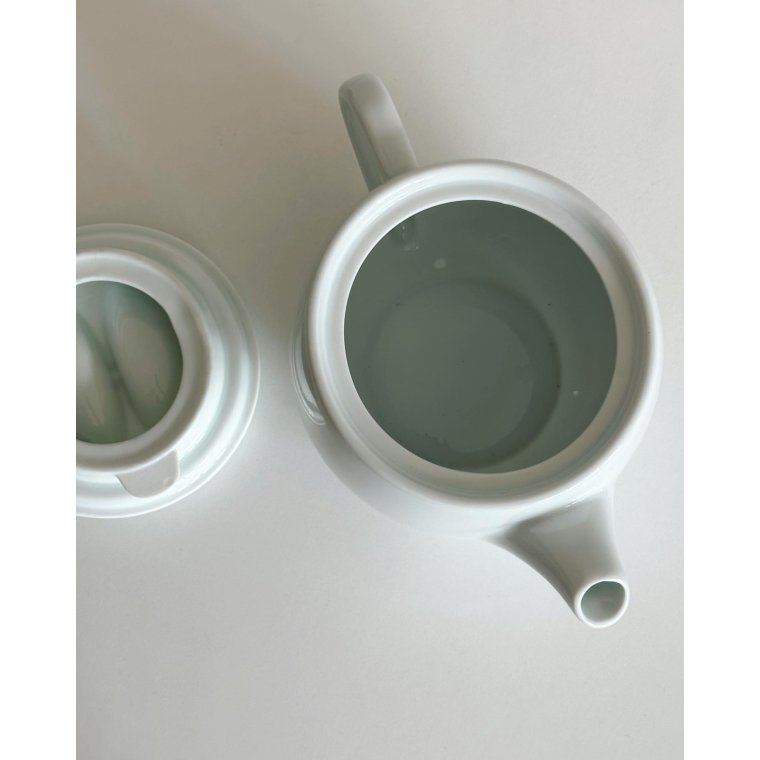 Porcelain tea pot, white